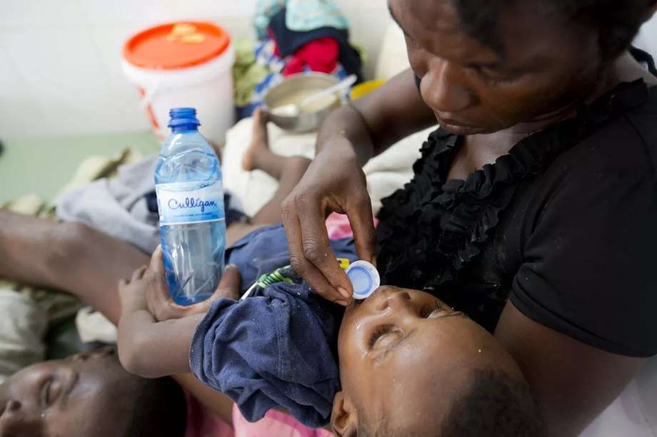 Un niño diagnosticado con cólera recibe tratamiento en Anse D’Hainault, Haití, en 2016.