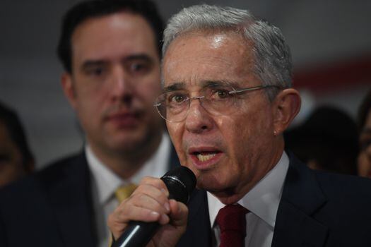 El expresidente Álvaro Uribe publicó un trino haciendo referencia a una teoría cuyo principal ideólogo es un neonazi chileno. 