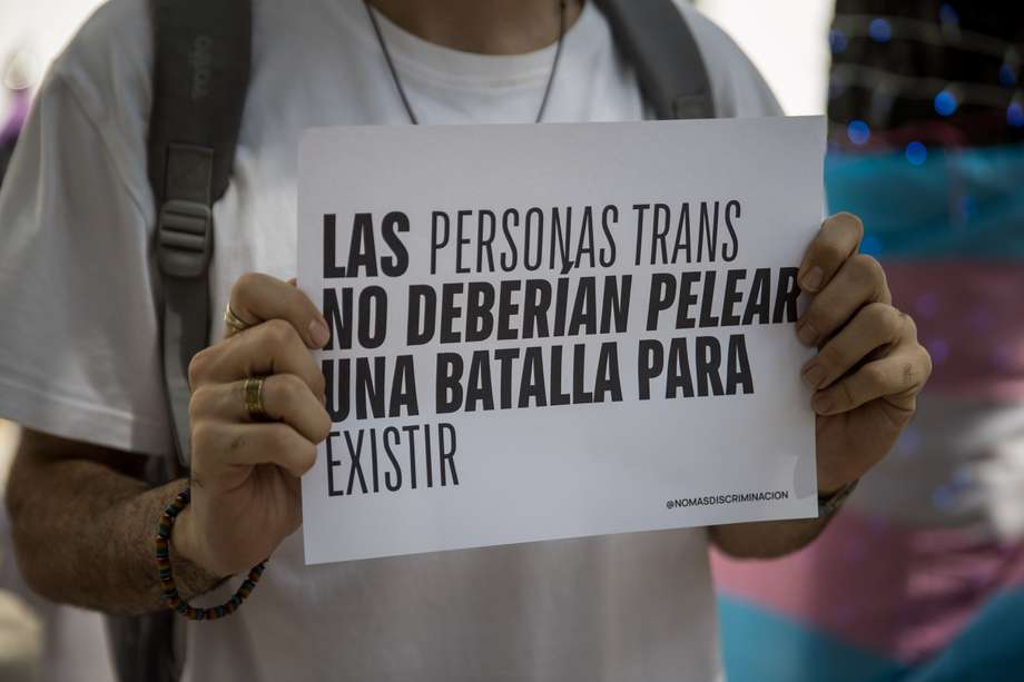 Un proyecto de ley en Colombia propone prohibir la atención y tratamientos de afirmación de género para niñas, niños y adolescentes trans. Activistas se oponen.
