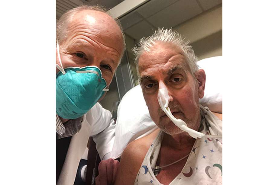 A la izquierda, el Dr. Bartley Griffith, quien realizó la operación a David Bennett, a la derecha en la imagen.