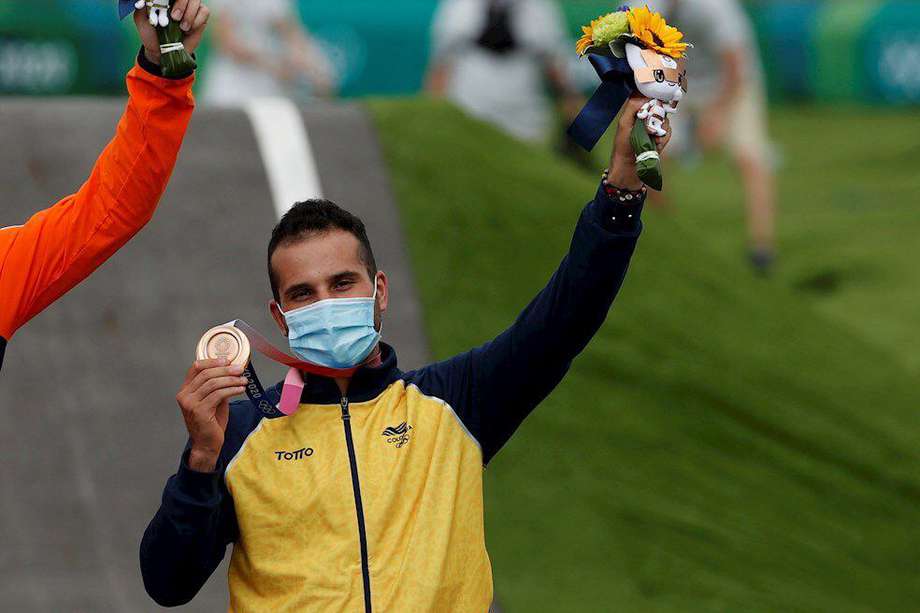 Carlos Ramírez, con su segunda medalla de bronce olímpica.