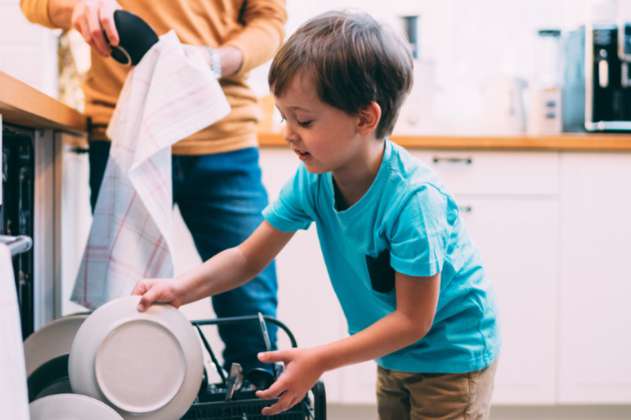 Crianza: Así puedes enseñar a tu hijo a ayudar en los quehaceres del hogar
