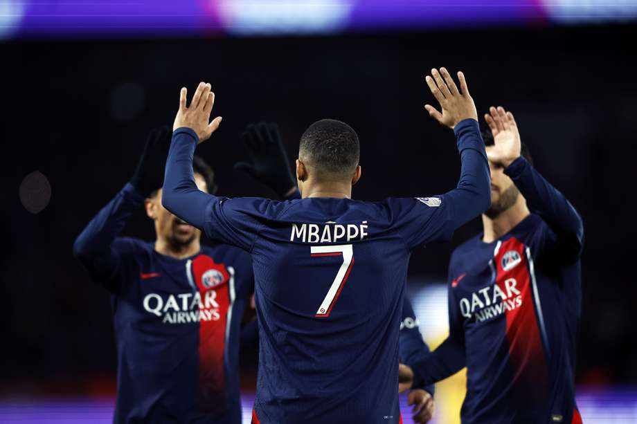 Kylian Mbappe, del Paris Saint Germain, celebra tras marcar el gol 3-1 durante el partido de fútbol de la Liga 1 francesa entre el PSG y el FC Metz en París, Francia, el 20 de diciembre de 2023.