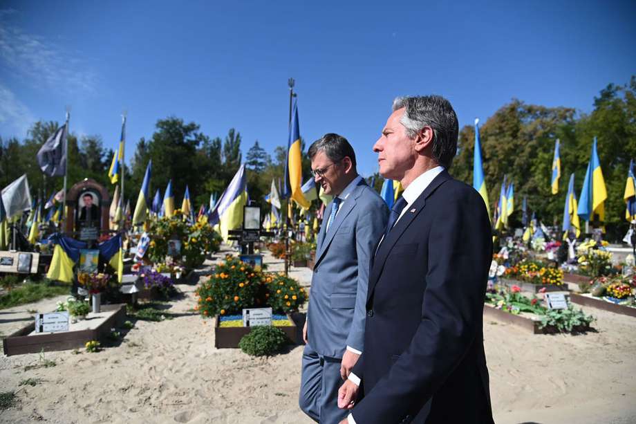 El secretario de Estado estadounidense, Antony Blinken, visitó el cementerio en el que están enterrados los soldados ucranianos que han fallecido en el transcurso de la guerra contra Rusia.