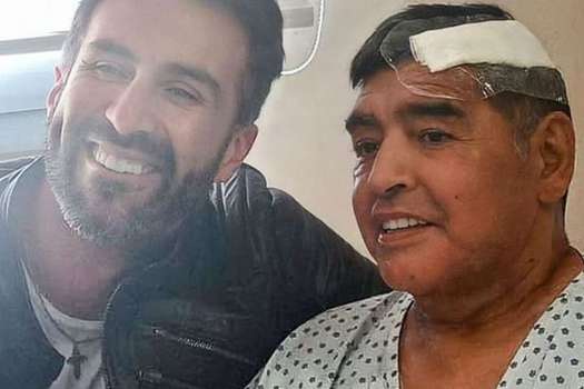 El médico Leopoldo Duque y Diego Armando Maradona, leyenda del fútbol mundial que falleció el 25 de noviembre del año pasado.