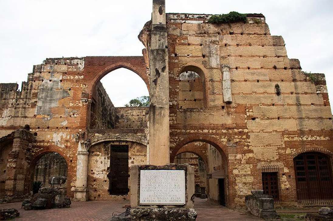 Ruinas del hospital San Nicolás de Bari, primer centro médico de las Américas. Junto con la iglesia de Santa María la Menor, y la Universidad Autónoma de Santo Domingo los tres edificios constituyen los tres tesoros de la Ciudad Colonial.