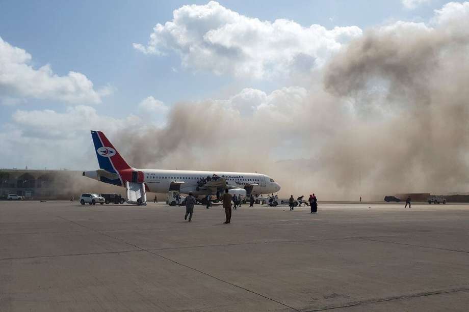 Olas de humo en el aeropuerto de Adén en Yemen  después de que tres explosiones sacudieran el lugar tras la llegada de un avión que transportaba a los miembros del nuevo gobierno de unidad.