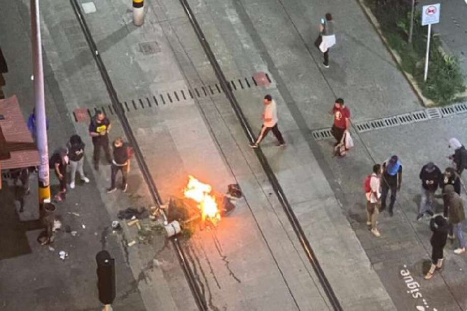 Dos personas capturadas, dos policías lesionados, vehículos incinerados, afectación en estaciones, bancos, cajeros y locales, dejaron las protestas del 10 de septiembre en Medellín.