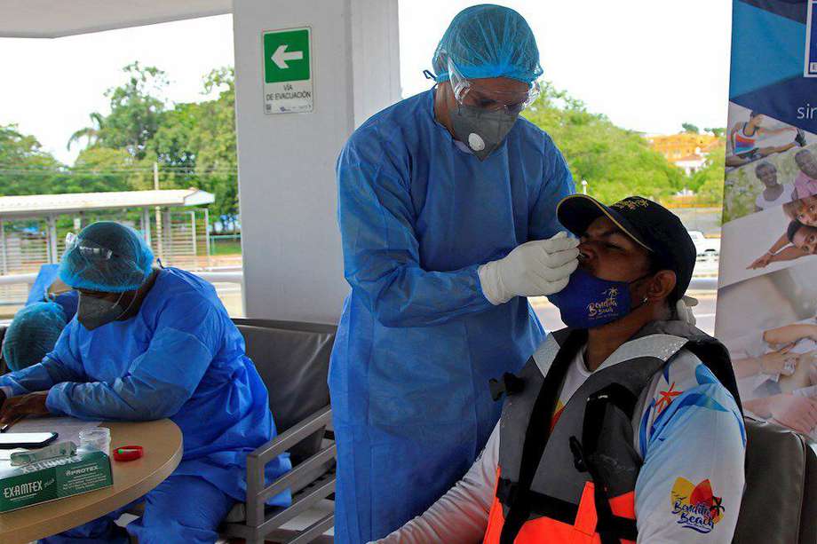 Trabajador del sector turismo se somete a una prueba hisopada de detección del nuevo coronavirus en Cartagena. Las autoridades de salud no se atreven a denominar como rebrote el “aumento significativo” en los casos positivos de la COVID-19.