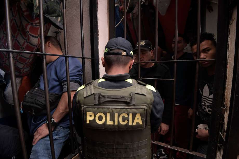 (Imagen de referencia) 34 privados de la libertad consiguieron escapar de una estación de Policía de Bogotá. Personería cree el hacinamiento pudo facilitar estas acciones de los reos.