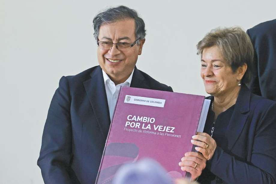 El presidente Gustavo Petro y la ministra de Trabajo, Gloria Inés Ramírez, durante la radicación del proyecto de ley ante el Congreso. 
