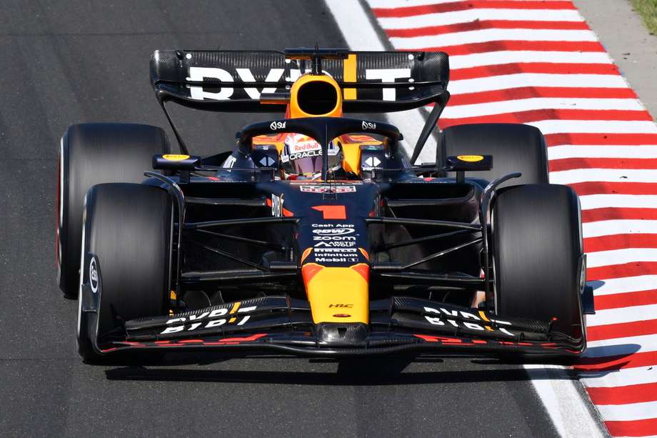 A bordo de un auto Red Bull, el neerlandés Max Verstappen se impuso este domingo en el Gran Premio de Hungría. EFE/EPA/Zsolt Czegledi

