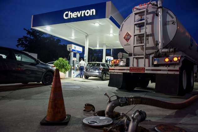 Ganancias de Exxon y Chevron caen por menores precios del petróleo