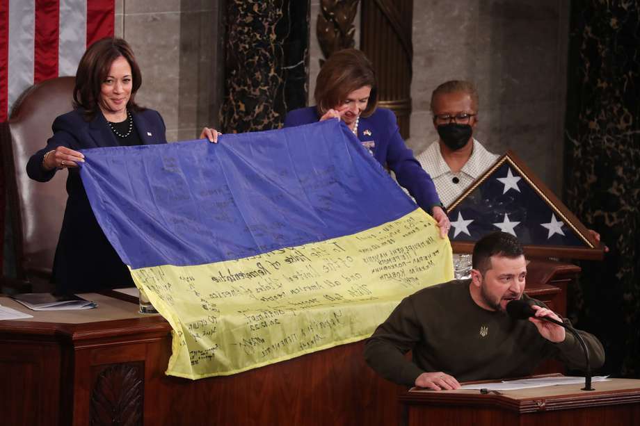 Volodimir Zelenski, presidente de Ucrania, con la bandera Ucraniana en el Congreso de Estados Unidos. //EFE/EPA/MICHAEL REYNOLDS
