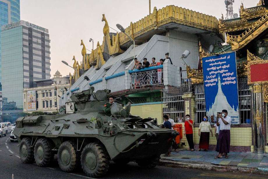 Un vehículo blindado circula por las calles de la capital birmana, tras días de protestas masivas contra el golpe militar el pasado primero de febrero.