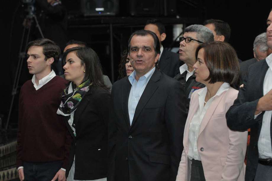 El excandidato Oscar Iván Zuluaga en campaña, acompañado por su familia. A la izquierda su hijo David.  / Gustavo Torrijos