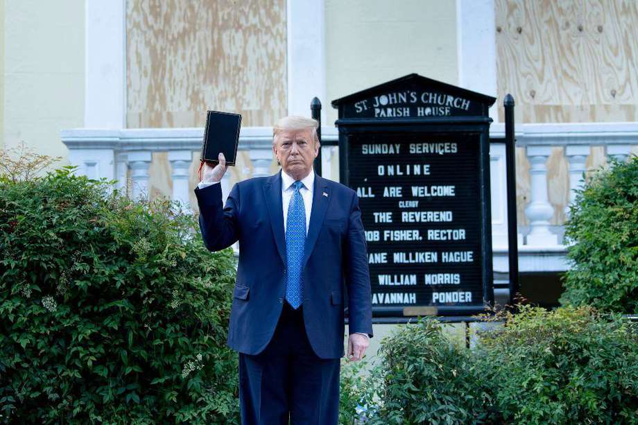 Fotografía de archivo. El expresidente de Estados Unidos, Donald Trump, se hizo una polémica foto con la Biblia en mano al frente de la Iglesia de Saint John, en medio de las protestas por el asesinato de George Floyd.