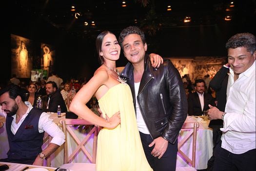 Laura de León y Silvestre Dangond protagonizan la nueva serie de RCN, Leandro Díaz. Él interpreta al cantante de adulto y ella a su enamorada, Matilde Lina.