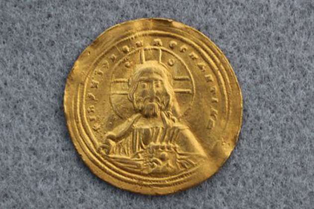 Encuentran una moneda del Imperio Bizantino con la cara de Jesucristo