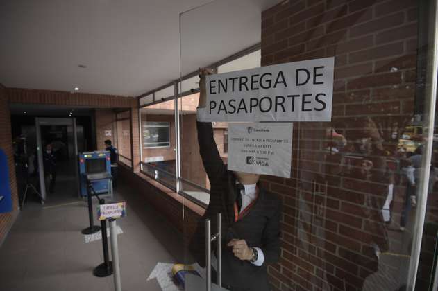 “Falta de previsión”: polémica por cierre de oficinas de pasaportes en día cívico