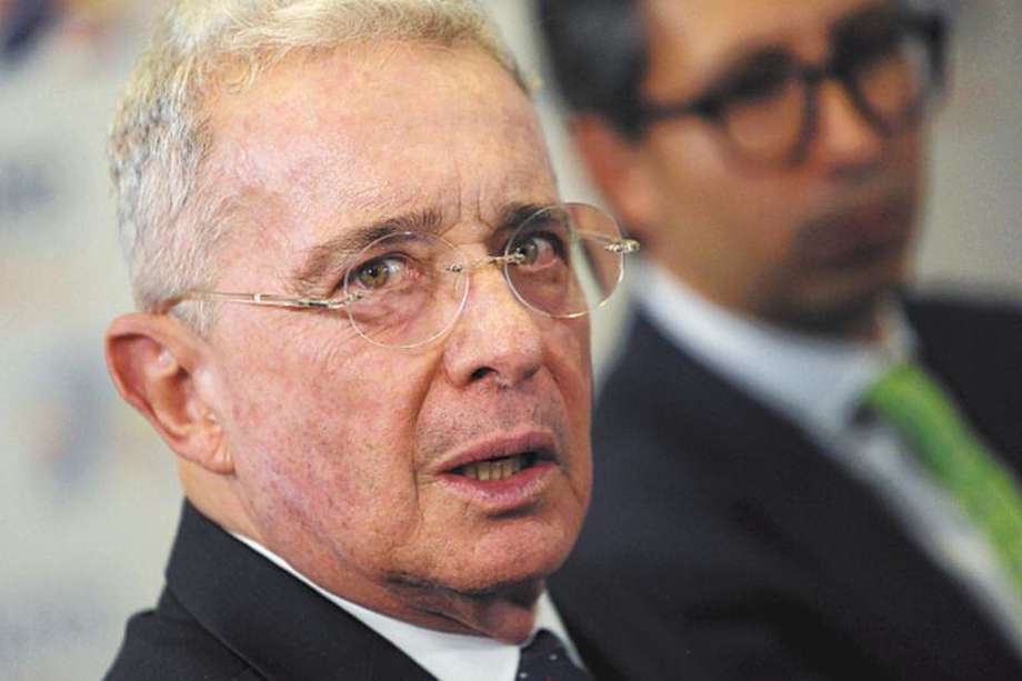 Álvaro Uribe Vélez fue denunciado ante la justicia Argentina por los falsos positivos, amparando el principio de jurisdicción universal