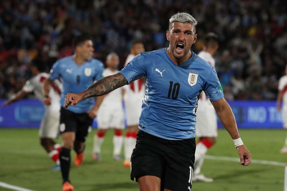 Giorgian De Arrascaeta de Uruguay celebra su gol en el partido de las eliminatorias sudamericanas para el Mundial de Catar entre Uruguay y Perú en el estadio Centenario en Montevideo (Uruguay). EFE/Raúl Martínez POOL
