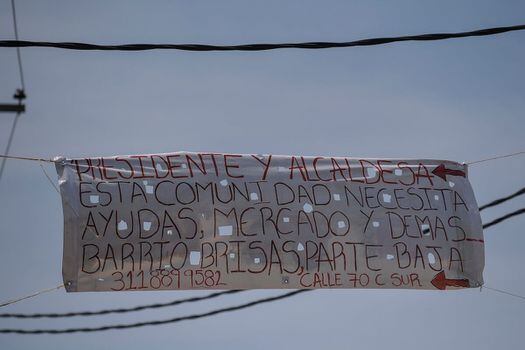 Cartel colgado en la localidad de Ciudad Bolívar. / Mauricio Alvarado - El Espectador.