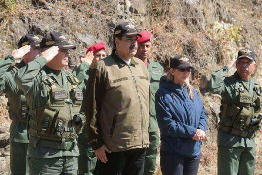 Nicolás Maduro, quien, por el momento, no ha aparecido en público, ha recibido el respaldo de la cúpula militar. / AFP