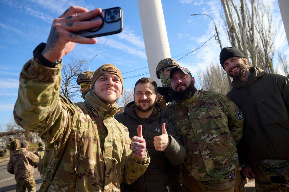 Kherson (Ukraine), 14/11/2022.- A handout photo made available by the Ukrainian presidential press service shows Ukrainian President Volodymyr Zelensky (C) posing for a selfie with servicemen as he visits the recaptured city of Kherson, Ukraine, 14 November 2022. Ukrainian troops entered Kherson on 11 November after Russian troops had withdrawn from the city. Kherson was captured in the early stage of the conflict, shortly after Russian troops had entered Ukraine in February 2022. (Rusia, Ucrania) EFE/EPA/UKRAINE PRESIDENTIAL PRESS SERVICE HANDOUT HANDOUT HANDOUT EDITORIAL USE ONLY/NO SALES
