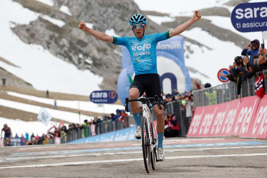 Davide Bais celebra la victoria de la séptima etapa del Giro de Italia.