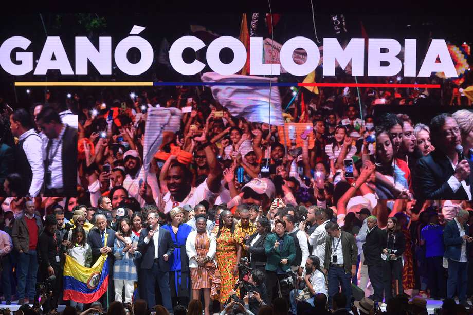 Vicepresidenta electa y Gustavo Petro, Presidente electo de Colombia, junto a sus familias, dan discurso en el Movistar Arena tras la victoria en segunda vuelta.