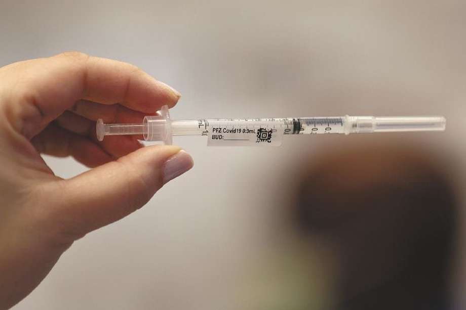 Pfizer recomienda que para extraer las seis dosis de vacunas de sus viales se usen jeringas con un espacio muerto no superior a 0,035 mililitros.  / Getty Images