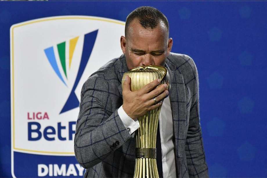 Rafael Dudamel, que gana su primer título como entrenador, besa el trofeo de la Liga BetPlay.