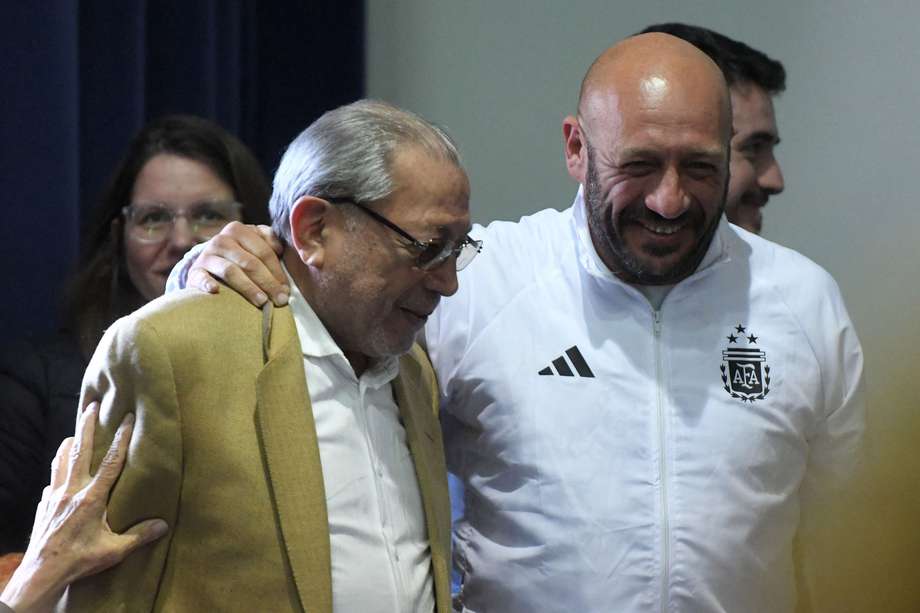 El hermano del "nieto recuperado 133", Miguel "Tano" Santucho, acompañado de su padre Julio Santucho, durante una rueda de prensa en Buenos Aires. 
