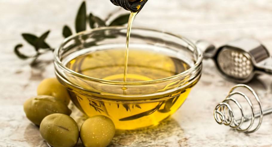 El aceite de oliva es es una gran ayuda para regular el nivel de colesterol en sangre.