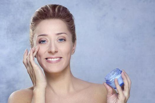 ¿Cuál es la diferencia entre hidratar y humectar la piel?