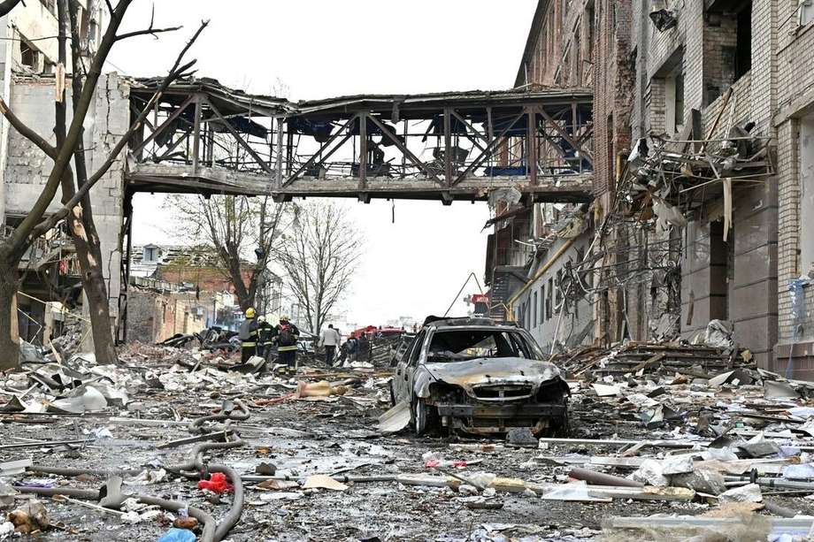 Equipos de rescate buscan en los escombros de unos edificios destruidos por un ataque que causó dos muertos y 18 heridos en la ciudad de Járkov (noreste de Ucrania), el 16 de abril de 2022.