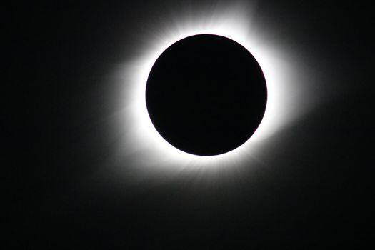 La corona solar solo es visible ante nuestros ojos cuando hay un eclipse solar. Foto tomada en Madras, Oregón, durante el eclipse total solar de agosto de 2017.