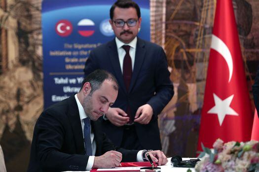 Funcionarios gubernamentales de Kiev y Moscú firmaron acuerdos paralelos con Turquía y las Naciones Unidas en una reunión celebrada en Estambul.