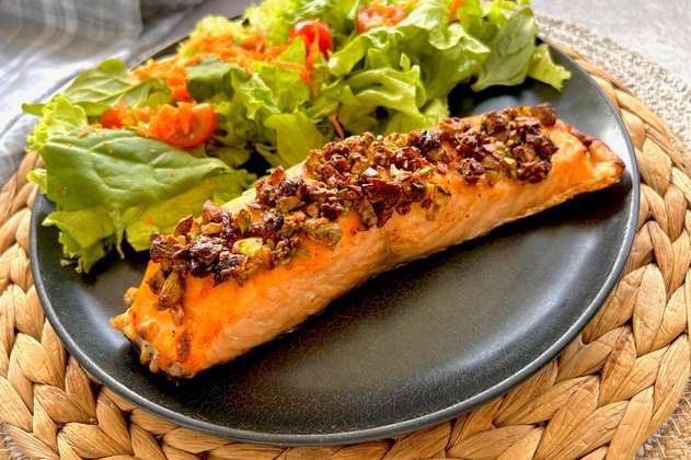 Receta para el almuerzo: salmón con costra de pistacho y arándanos