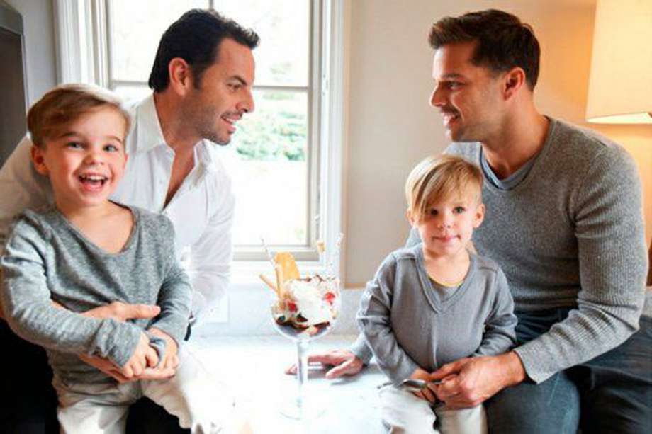 Ricky Martin con sus mellizos Matteo y Valentino y con Carlos González Abella, su pareja. / Revistavanityfair.es