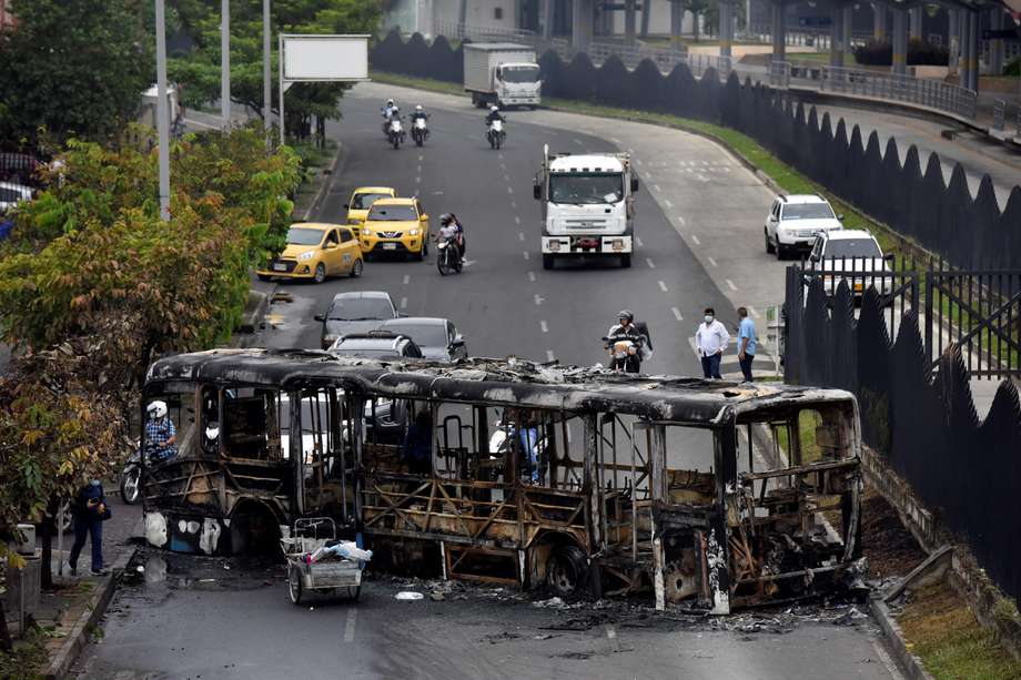 Un bus incinerado el pasado 28 de abril, atravesado en una avenida de Cali.