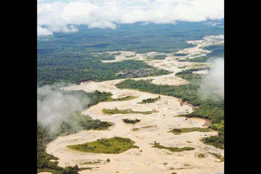 El río Atrato recorre gran parte del departamento del Chocó y desemboca en el golfo de Urabá en el mar Caribe. Mide 750 kilómetros, de los cuales 500 son navegables.