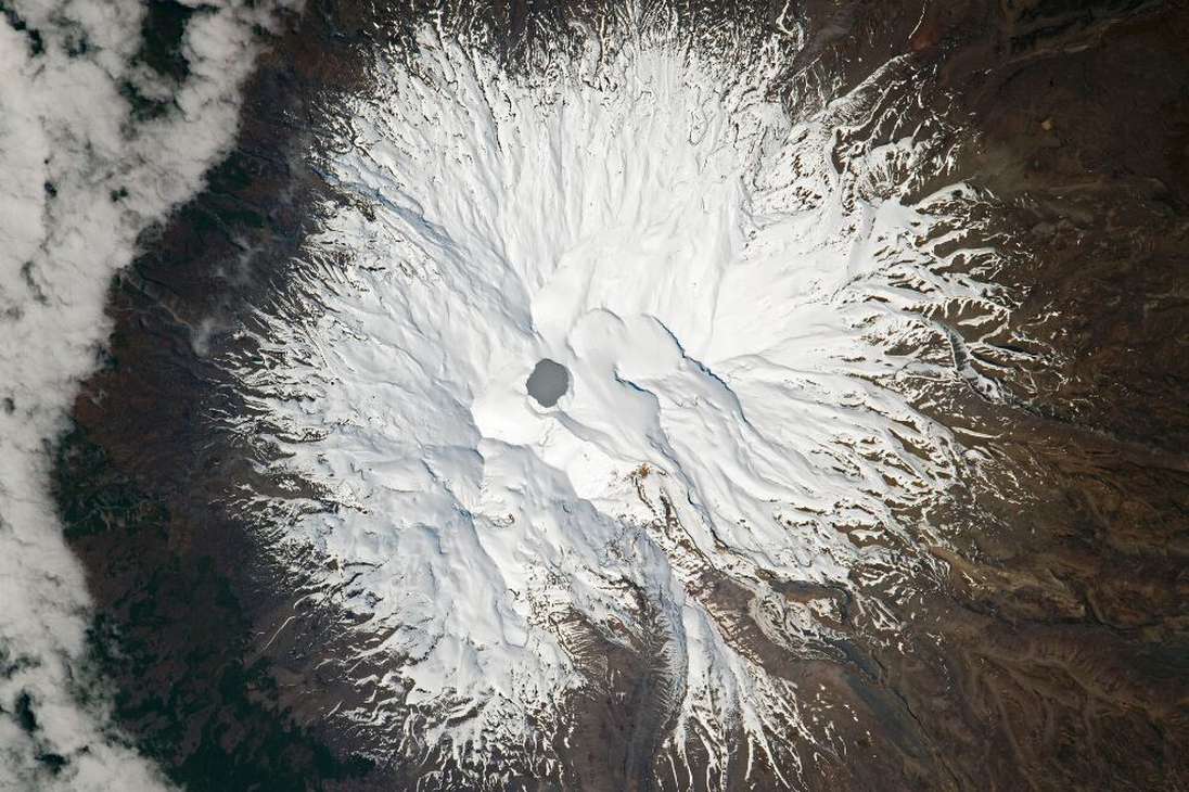 Un astronauta a bordo de la ISS tomó una impresionante imagen de un lago hidrotermal rodeado de nieve en la cima del monte Ruapehu, en Nueva Zelanda, que hizo las veces de "Monte del Destino" en las adaptaciones cinematográficas de Peter Jackson de la epopeya fantástica de J.R.R. Tolkien "El Señor de los Anillos".