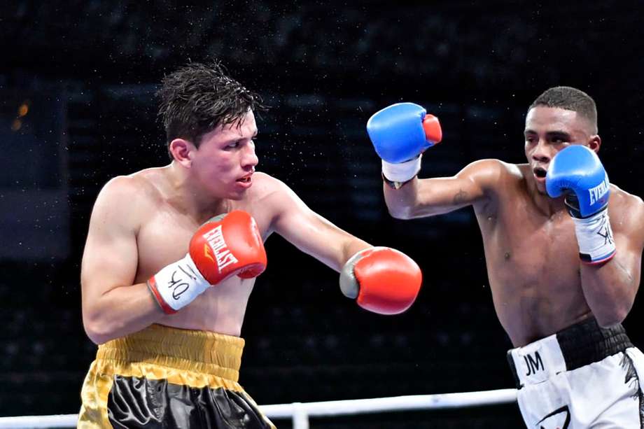 Fotografía de archivo sin fecha cedida por el diario El Heraldo que muestra al Boxeador Colombiano Luis Quiñones (i) durante una pelea. // EFE/ Diario El Heraldo
