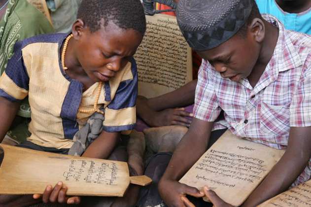 En Nigeria los niños estudian con tabletas de madera en lugar de digitales