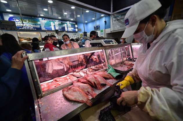 En fotos: venta de pescado por Semana Santa en la plaza de mercado del Restrepo