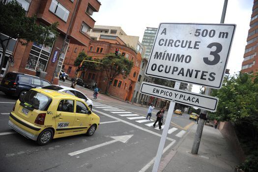 Avisos que hacen referencia a el cambio de restricción vehicular en el centro de la capital