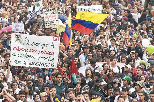 En Bogotá, los estudiantes marcharon por avenidas como la Caracas y la Av. Ciudad de Cali para encontrarse en la Plaza de Bolívar. / Mauricio Alvarado 