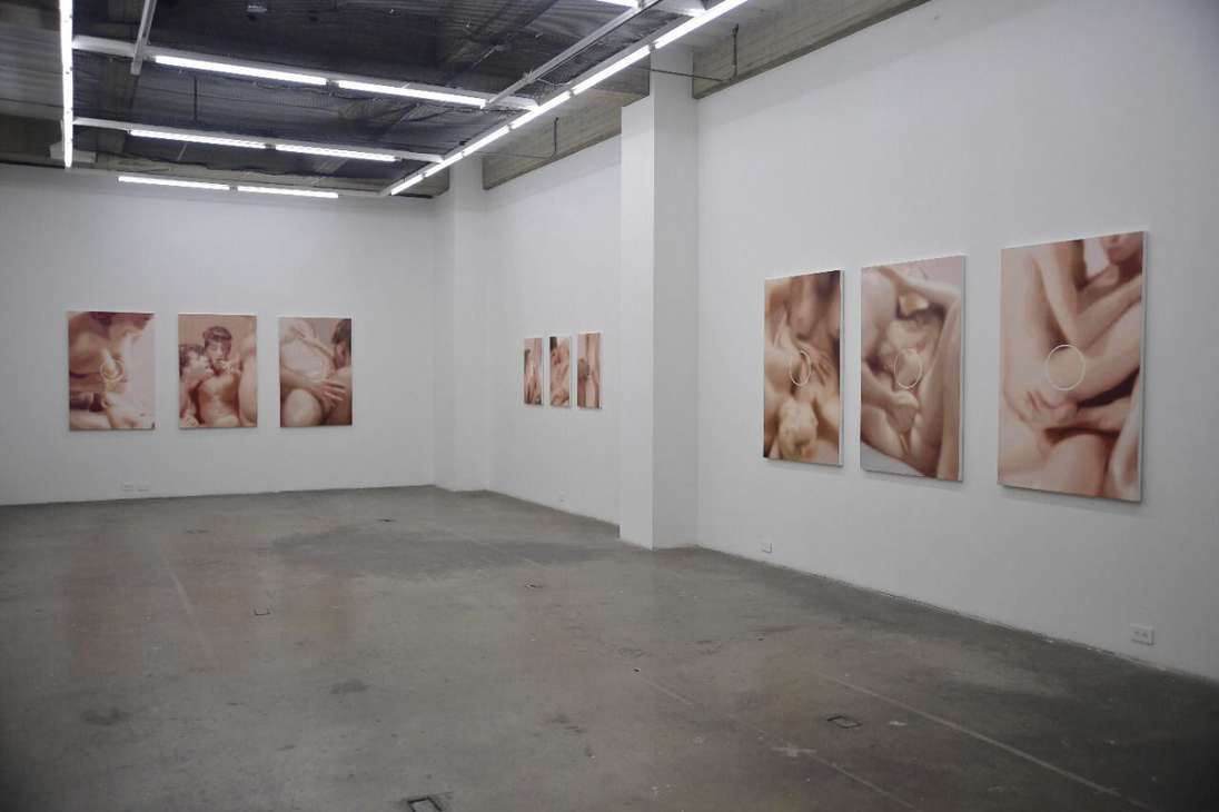 Vista general de las pinturas a óleo de la serie “Deseo suspendido” de Felipe Lozano, quien cree que la pornografía afectó la capacidad de imaginación de las nuevas generaciones al mostrar todo de manera explícita por medio de las pantallas.